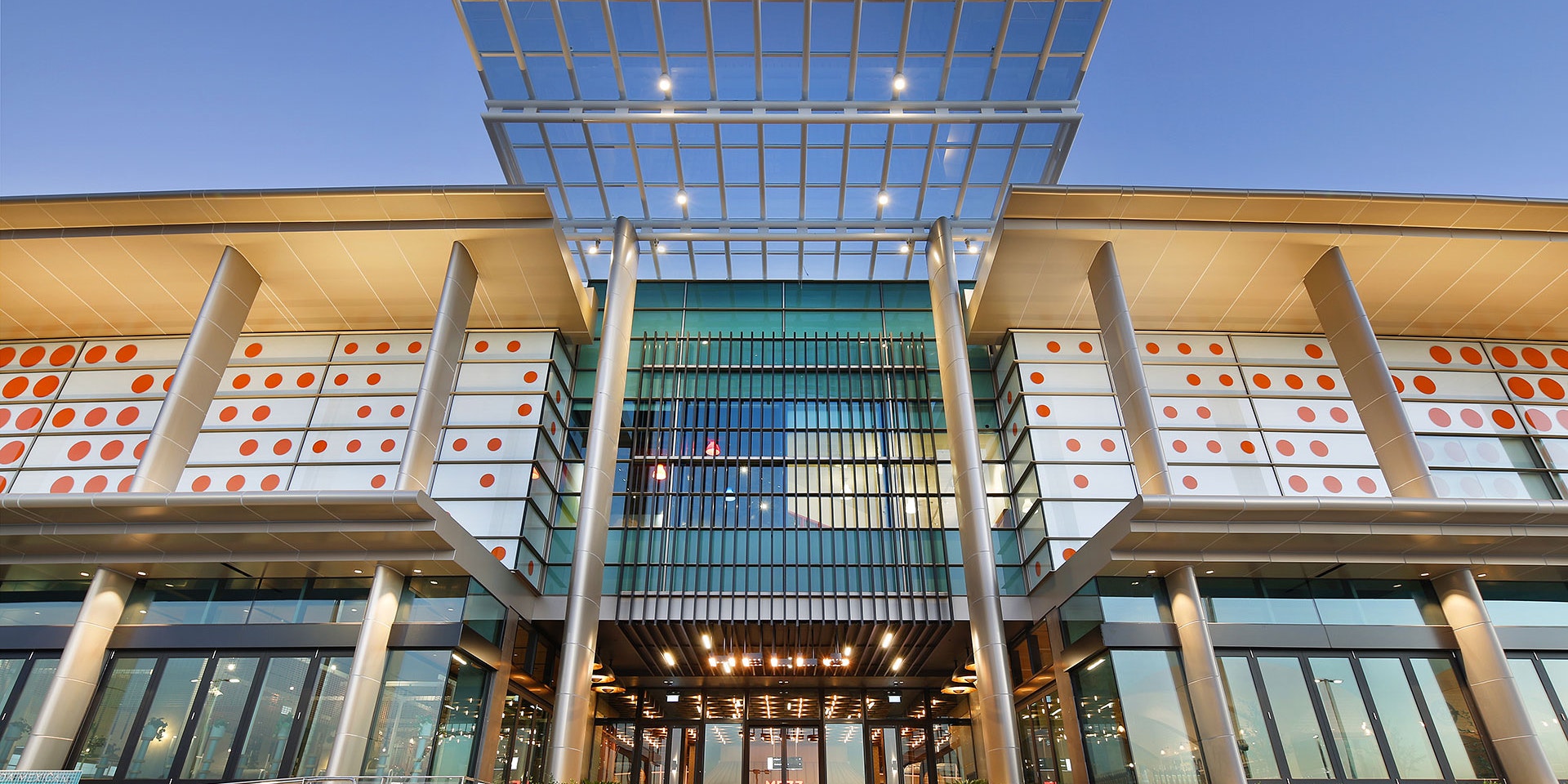 Maxis high-power linear floodlight in application, installed on the facade of Chadstone shopping centre. The fashion capitals sofits are vibrantly illuminated using a rich 2700k colour temperature and oval optics.