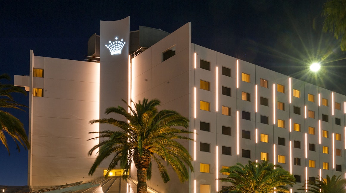 Crown Promenade Hotel features Beam high-powered linear luminaires mounted on the façade. Beam at 80W per meter provides striking vertical marker illumination, visible from afar.