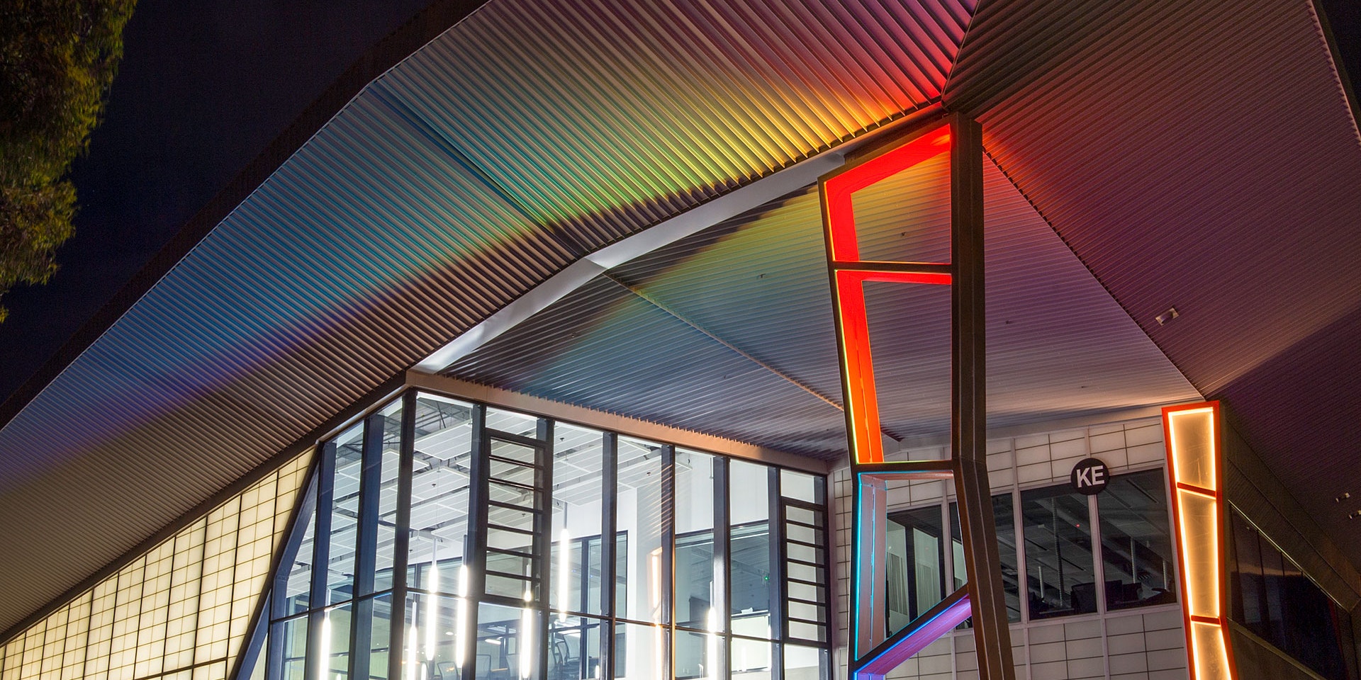 Spectrum RGB strip forms and envelops the hero column of the Deakin Cadet building. The warm tones of the other columns, provided by Multo, provide a warm and inviting atmosphere and connection to the space.