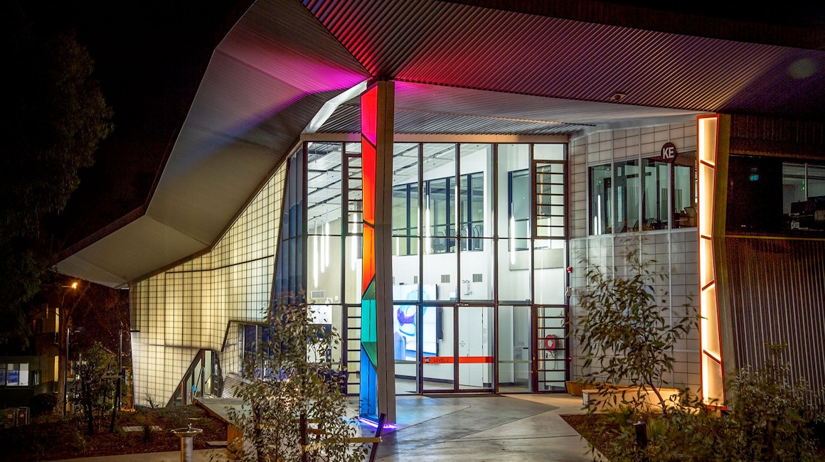 Spectrum RGB strip forms and envelops the hero column of the Deakin Cadet building. The warm tones of the other columns, provided by Multo, provide a warm and inviting atmosphere and connection to the space.