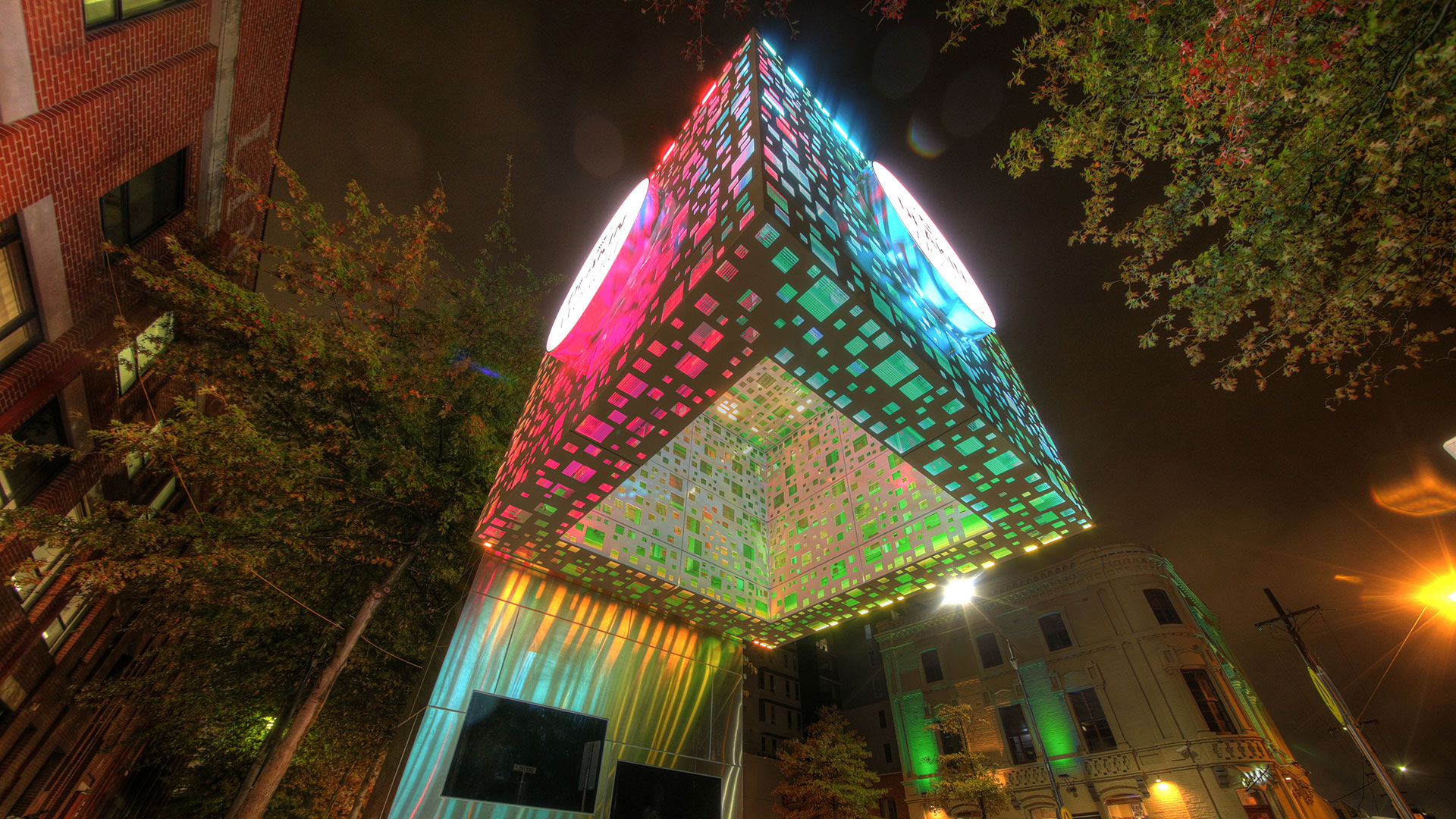 This Deakin signage project entailed installing a multitude of white, RGB and RGBW linear luminaires to illuminate and transform the iconic Cube.

