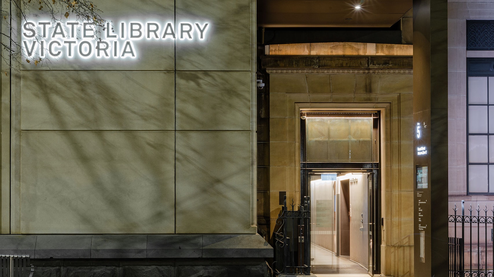 Max Mini IP LED luminaire in application. Discreet Max Mini IP linear floodlights highlight the façade at Melbourne State Library of Victoria. Close up on side entrance and the 