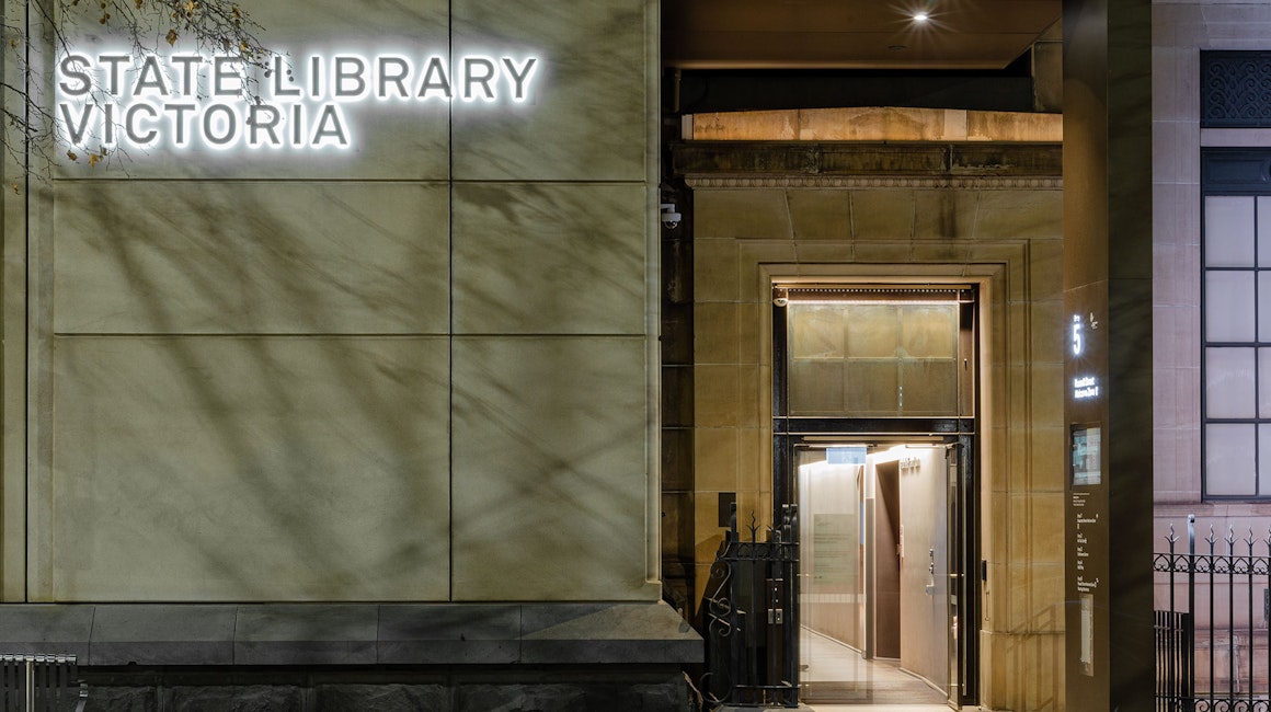 Max Mini IP LED luminaire in application. Discreet Max Mini IP linear floodlights highlight the façade at Melbourne State Library of Victoria. Close up on side entrance and the 