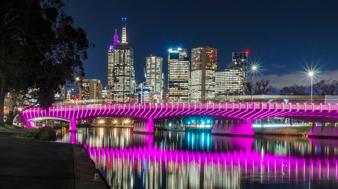 Swan Street Bridge is a vital gateway linking Melbourne's CBD with its sporting precinct. The design utilizes a custom Slim strip in a unique, rich pink colour, integrated into each of the 174 fins jutting out of the structure.

