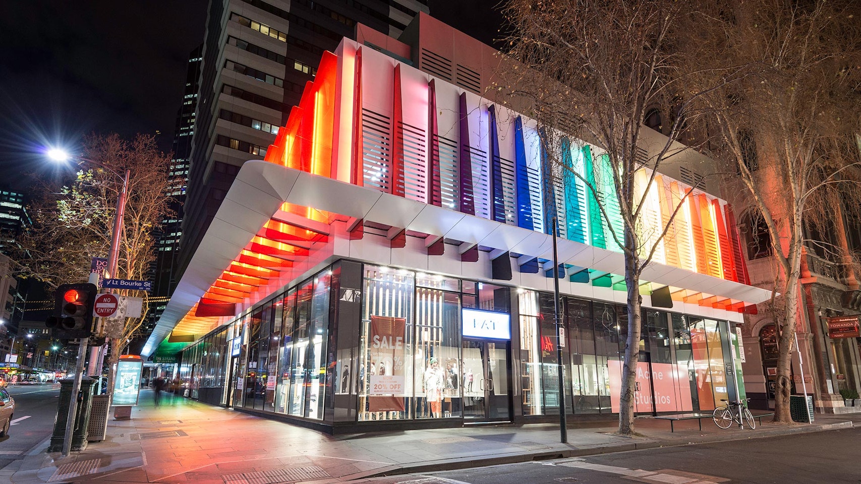 Maxis high-power linear flood light  in application, installed on the Strad Facade in Melbourne CBD. Every second coloured panel is illuminated by a Maxis high-power luminaire.