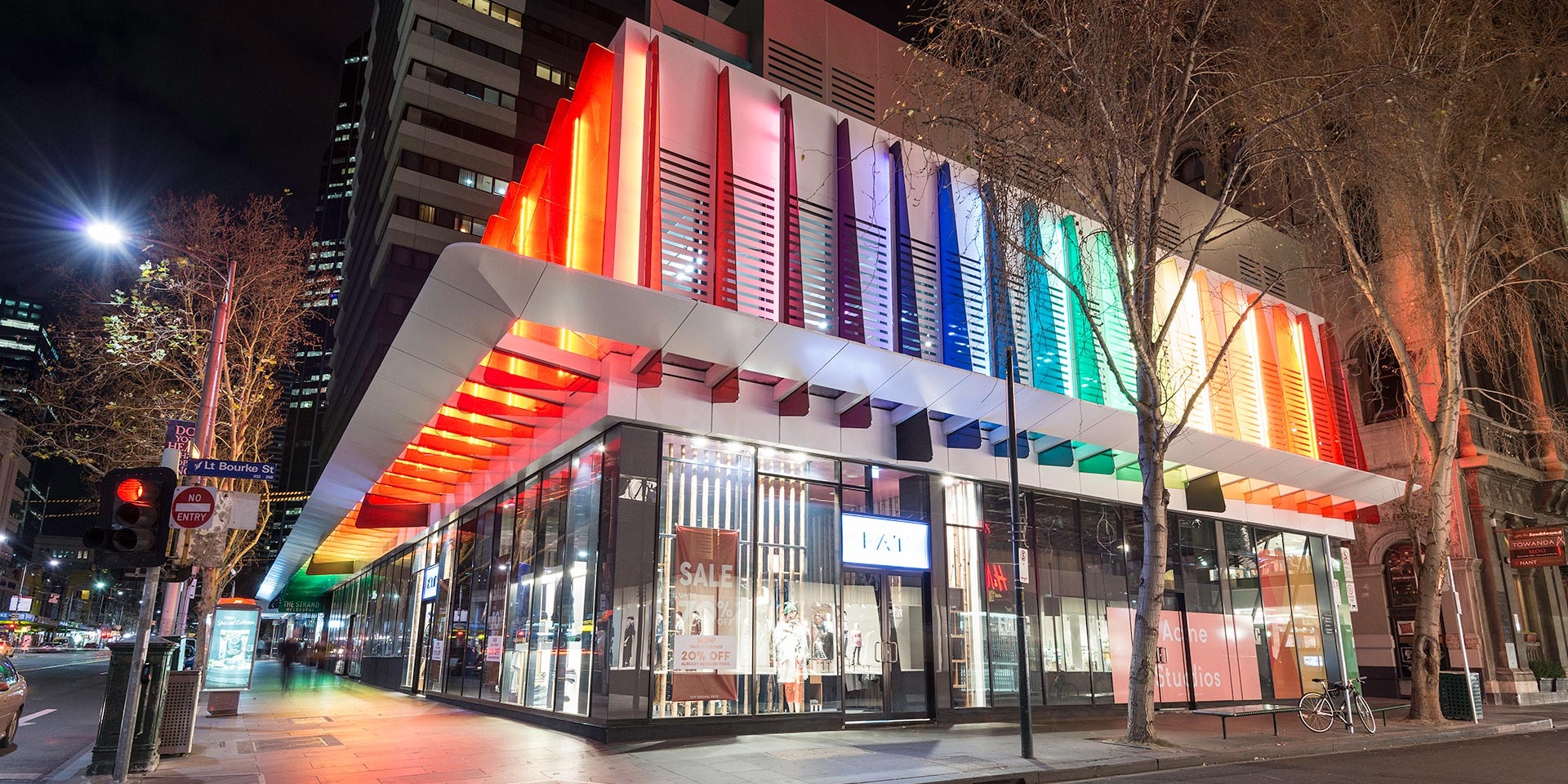 Maxis high-power linear flood light  in application, installed on the Strad Facade in Melbourne CBD. Every second coloured panel is illuminated by a Maxis high-power luminaire.