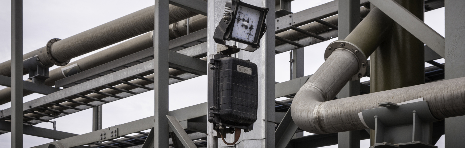 The U-Bolt Pole Mount allows a variety of surface mounted products to be installed on industrial poles, pipes and handrails of various diameters.