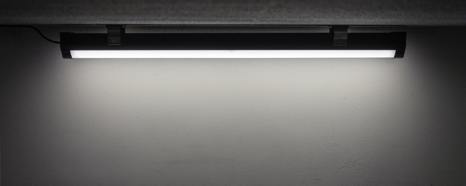 Construído para durar muchos años sin reemplazos ni reparaciones, BNS luminaria LED industrial resolverá cualquier problema relacionado con la iluminación. Un perfecto reemplazo para las luminarias convencionales y fluorescentes.